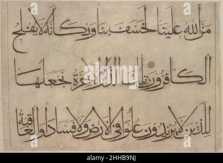 Ausschnitt aus einer Qur'an-Handschrift Ende 14th–Anfang 15th Jahrhundert (vor 1405) `Umar Aqta' Dieses Fragment einer Seite stammt aus einer der größten Kopien des Qur'an, die je produziert wurde. Jede Zeile der Schrift, die im Muhaqqaq-Stil geschrieben wurde, ist über 1,2 m lang, und jede Seite war ursprünglich über 1,2 m hoch. Diese Seite stammt wahrscheinlich von einem gigantisch großen Koran, den der Kalligraph 'Umar Aqta' für den Herrscher Timur (Tamerlane, d. L 1405, S. Anscheinend war Timur unbeeindruckt, nachdem 'Umar Aqta' einen so kleinen Koran schrieb, dass er unter einen Siegelring passen konnte, so dass der Kalligraph einen so großen Koran schrieb Stockfoto